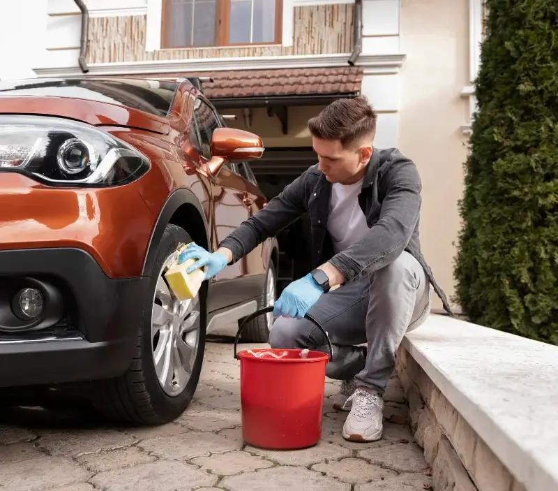 Lavage auto à domicile Pressac : professionnel intervenant sur un véhicule
